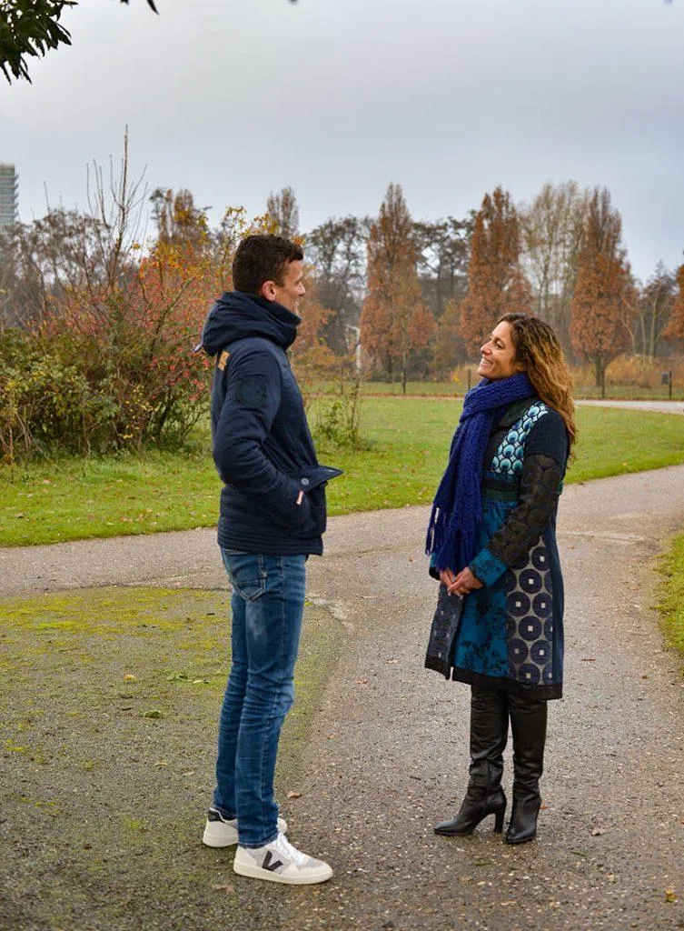 Wandelaar op een landelijk pad bij zonsopgang