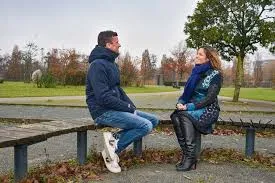 Weerbestendige wandelkleding op een bank