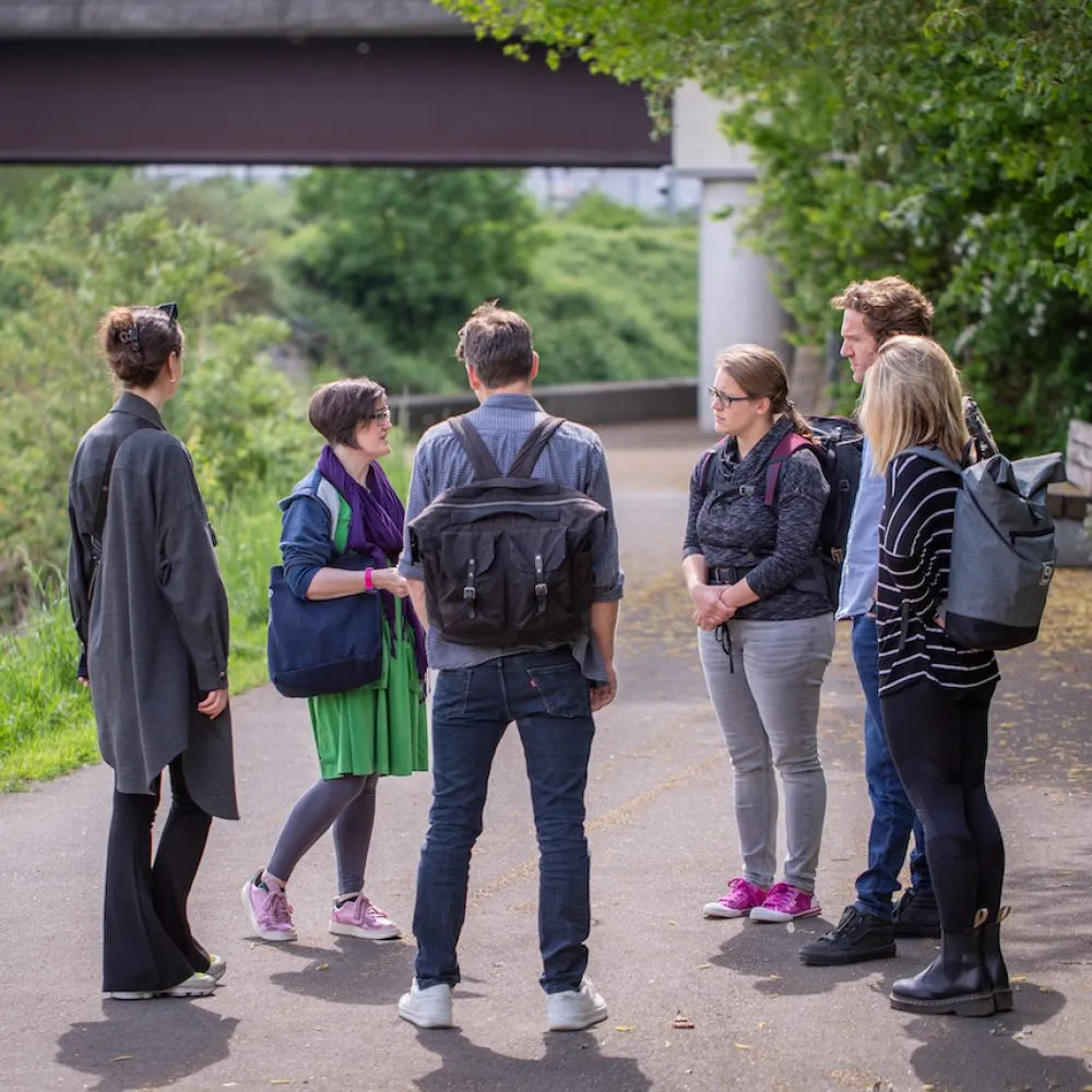Open plein met wandelpad in stadsomgeving
